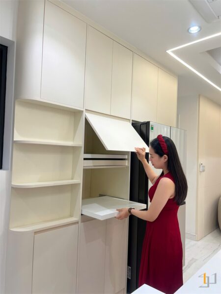 Cánh tủ với thiết kế linh hoạt giúp giữ cho bếp luôn trong trạng thái gọn gàng, thẩm mỹ