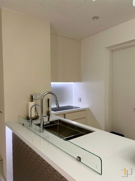 Không gian bếp gọn gàng và nhỏ xinh của căn hộ One Veranda – Chị Thảo