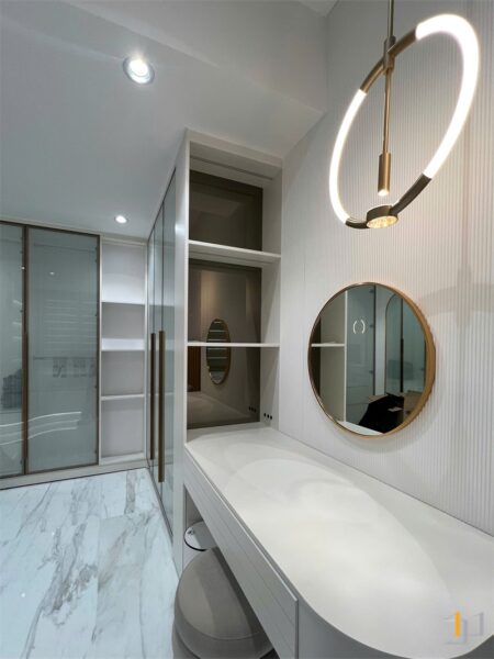 Bàn trang điểm treo tường tích hợp tủ quần áo mang lại sự gọn gàng, tiết kiệm diện tích