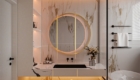 Khu vực lavabo được ốp đá marble tự nhiên kết hợp gương tròn=, bên dưới là kệ khăn gỗ nổi với thanh inox