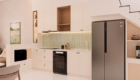 Nhà bếp được thiết kế với hệ tủ phủ laminate trắng nhám chống bám vân tay
