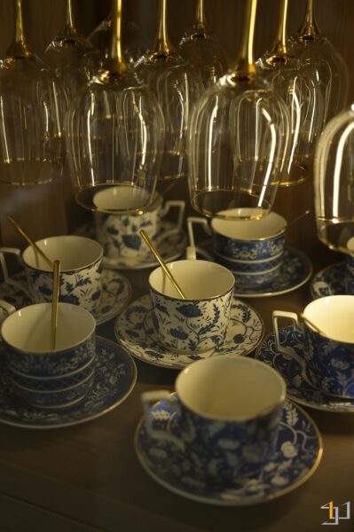 Bộ chén đĩa sứ được sưu tầm là niềm tự hào của gia chủ