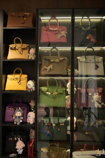 Mỗi ngăn là 1 chiếc túi được trưng bày như trong store chính hãng