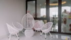 Ghế thư giãn dạng đơn và lưới treo, kết hợp bàn trà nhỏ – nơi lý tưởng để đọc sách hoặc nhâm nhi cà phê sáng