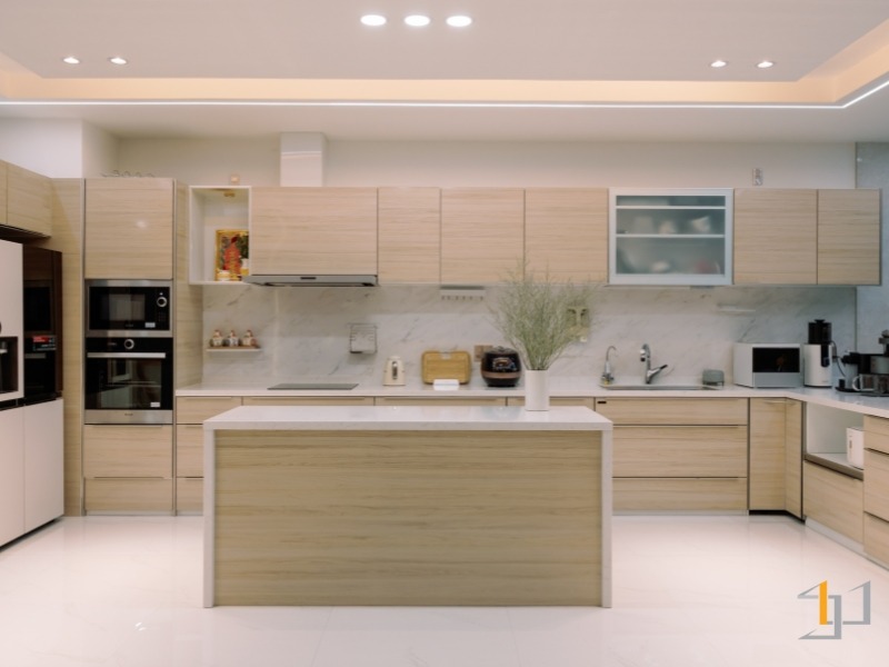 Tủ bếp MDF chống ẩm phủ acrylic sáng bừng không gian