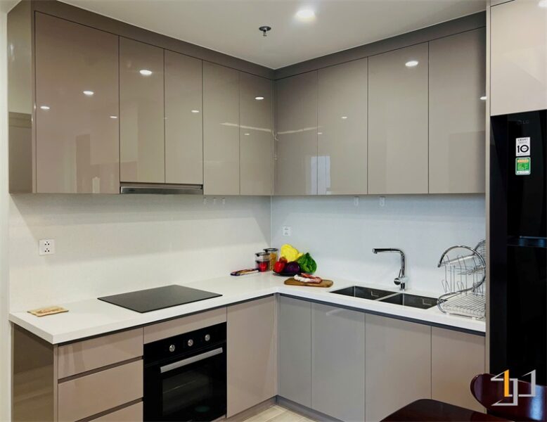Tủ bếp trên phủ acrylic giúp ngôi nhà thêm sáng nhờ phản chiếu tốt