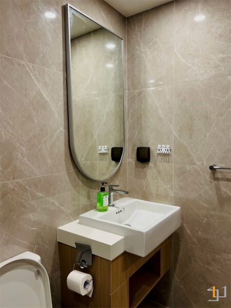 Tường phòng tắm được ốp gạch vân đá màu be, tạo cảm giác sang trọng và sạch sẽ