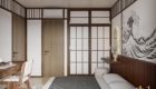 Phòng ngủ theo phong cách Nhật Bản với giường thấp, tủ quần áo cửa lùa shoji