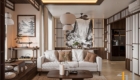 Phòng khách Japandi với sofa sáng màu và không gian trà đạo bên cạnh