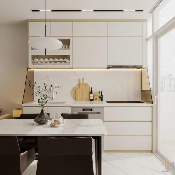 Bếp được thiết kế với mặt bàn đá vân mây, tủ bếp trên và dưới màu trắng viền vàng
