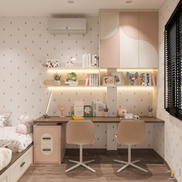 Phòng trẻ em có hai giường đơn sát nhau và bàn học đôi liền mạch với các kệ mở trang trí
