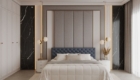 Vách đầu giường được thiết kế cầu kỳ với sự kết hợp giữa đá marble đen, nẹp kim loại vàng và các mảng ốp vải mềm mại tạo vẻ xa hoa