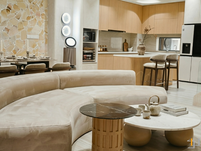 Không gian sống đương đại với sofa cong mềm mại