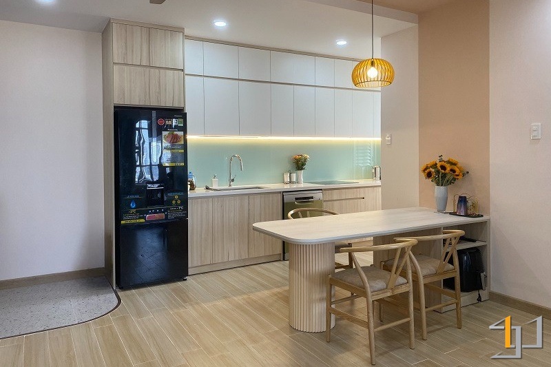 Khoảng cách giữa bàn ăn và ghế ngồi được tính toán để tạo ra không gian kết nối ấm cúng cho các thành viên