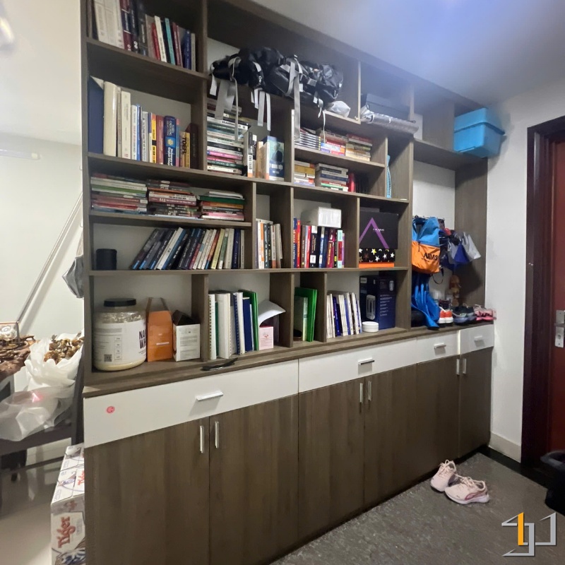 Những cách bố trí nội thất như kệ tủ, vách ngăn, tường bao lớn cũng vô tình làm chặn đi khoảng không hữu ích của dòng khí và ánh sáng